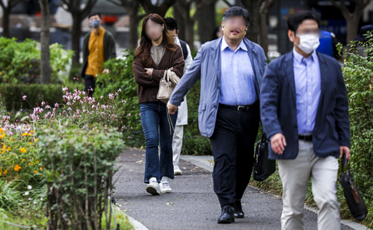 서울 광화문 사거리에서 직장인들이 발걸음을 옮기고 있다. 기사 내용과 직접 관련 없음. 뉴시스