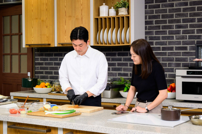 삼성전자가 6일 서울 영등포구 키친 스튜디오에서 ‘삼성 비스포크 AI 키친’ 쿠킹쇼를 진행한 가운데 넷플릭스 프로그램 ‘흑백요리사’에 출연한 임희원(왼쪽) 셰프가 요리하고 있다. 삼성전자 제공