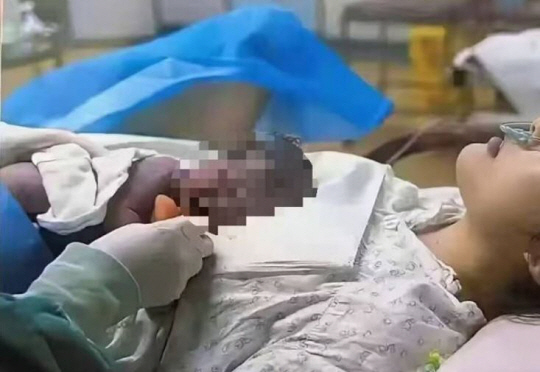 중국 30대 여성이 흑인처럼 보이는 아기를 낳아 친자 검사까지 했다는 사연이 전해졌다. 차이나타임즈 캡처