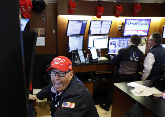 미국 대선 결과 도널드 트럼프 전 대통령이 당선된 가운데 6일(현지시간) 미국 뉴욕증권거래소에서 트레이더들이 분주히 업무를 보고 있다. UPI 연합뉴스