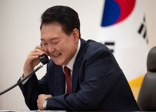 윤석열 대통령이 지난 7월 서울 용산 대통령실 청사에서 페트르 피알라 체코 총리와 전화통화를 하는 모습. 대통령실 제공