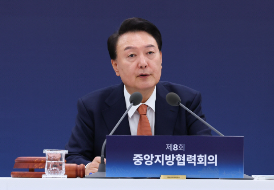 윤석열 대통령이 6일 강원도청에서 열린 ‘8회 중앙지방협력회의’에서 발언하고 있다. 연합뉴스