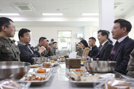 7일 육군 7포병여단 758대대에서 진행된 더본코리아의 특식 제공 행사에서 김선호(오른쪽 2번째) 국방부차관과 백종원 (왼쪽 2번째) 더본코리아 대표가 함께 식사를 하며 군 급식에 대한 의견을 나누고 있다. 국방부 제공