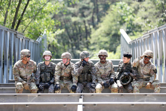 2023년 9월 21일 경북 경산시 공병 야외전술훈련장에서 열린 한미 연합 상용 교량 구축훈련에서 육군1117공병단과 미2사단/한미연합사단 11공병대대 장병들이 상용 교량 위에서 웃음꽃을 피우며 휴식을 취하고 있다. 국방일보 제공