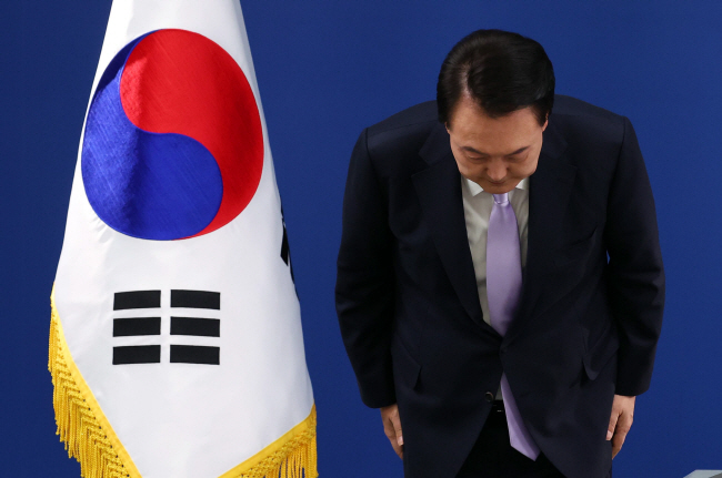 윤석열 대통령이 7일 오전 서울 용산 대통령실에서 대국민담화를 하다가 고개 숙여 사과하고 있다.   뉴시스
