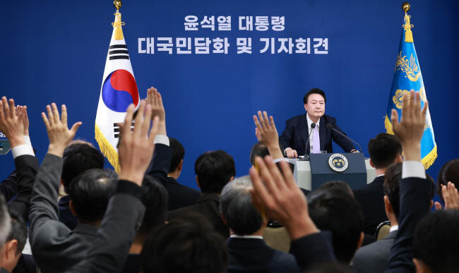 윤석열 대통령이 7일 오전 서울 용산 대통령실 1층 브리핑실에서 기자들의 질문을 받고 있다. 연합뉴스