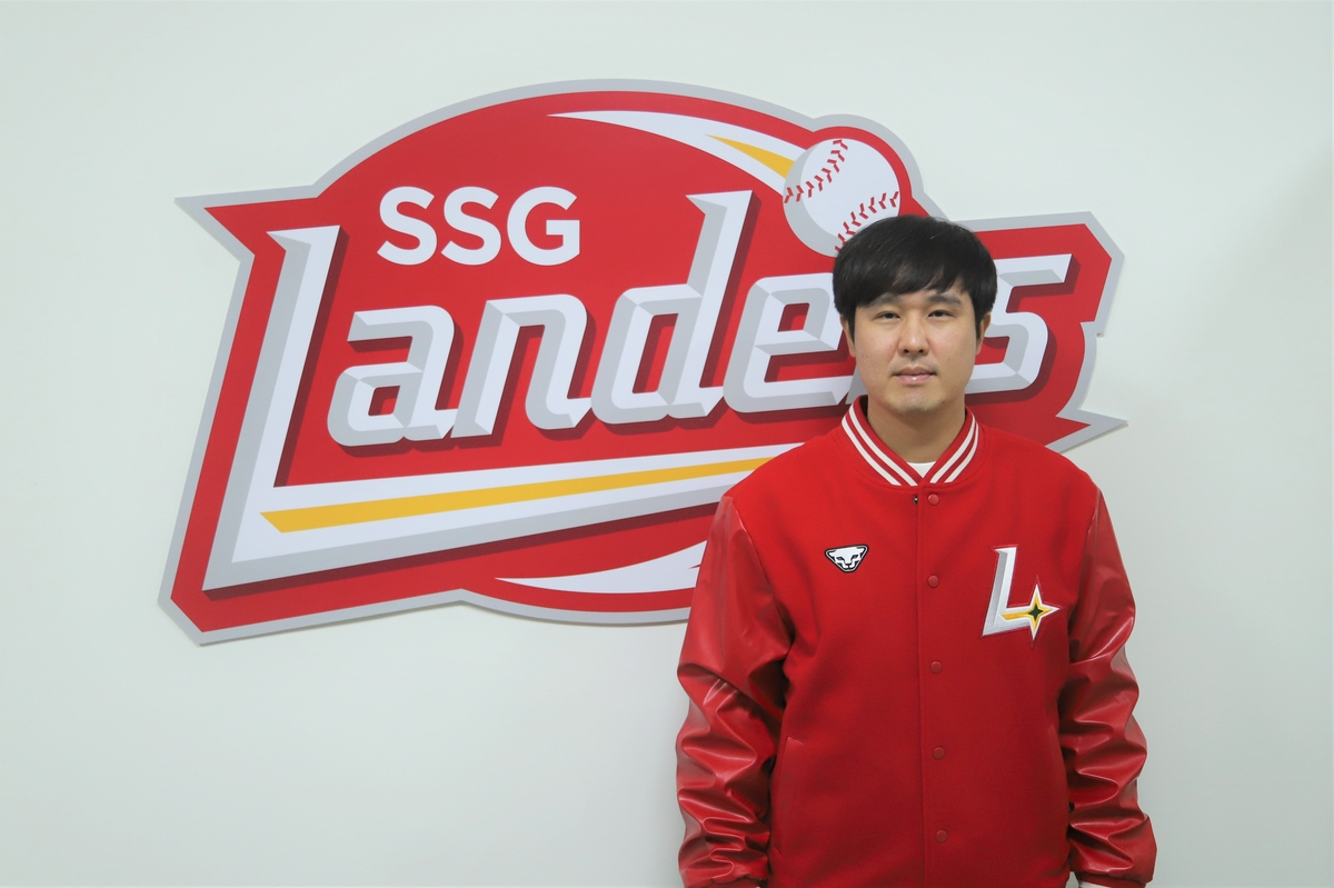 (서울=연합뉴스) 최정(왼쪽)이 6일 인천 SSG랜더스필드에서 SSG와 FA 계약을 한 뒤, 기념 촬영하고 있다. [SSG 랜더스 제공. 재판매 및 DB 금지]