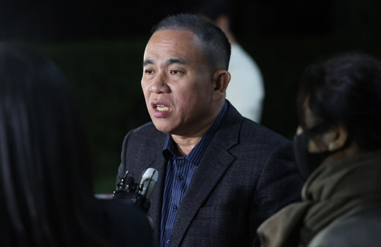 김건희 여사 공천 개입 의혹과 미래한국연구소의 불법 여론조사 의혹 등 사건의 핵심 인물인 명태균 씨가 8일 오후 경남 창원시 성산구 창원지방검찰청에서 나오며 취재진의 질문에 답하고 있다. 연합뉴스