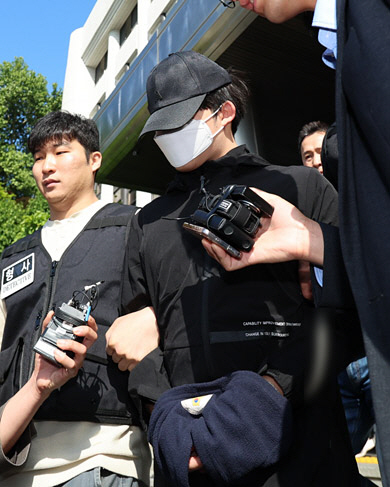 강남역 인근에서 전 여자친구를 흉기로 살해한 혐의를 받는 의대생 최모(25) 씨가 지난 5월 14일 서울 서초구 서초경찰서에서 서울중앙지검으로 송치되고 있다. 뉴시스