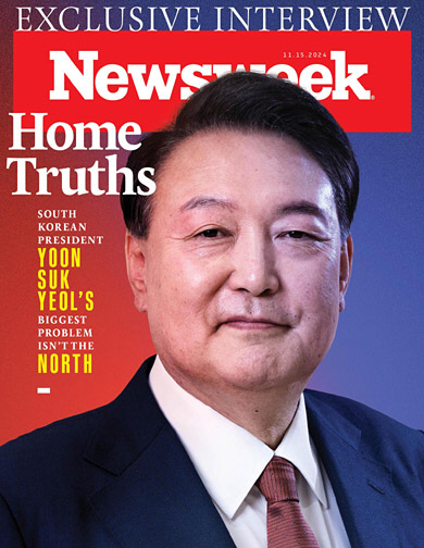 대통령실은 8일 미국 시사주간지 ‘뉴스위크(Newsweek)’가 이날(11월 15일 자) 발간된 최신호에서 윤석열 대통령과의 단독 인터뷰 기사를 표지 사진과 함께 커버 스토리로 다뤘다고 밝혔다. 국제판과 미국판에 동시에 게재된 커버 스토리의 제목은 ‘국내적 진실들(Home Truths)’. 부제로는 ‘윤 대통령의 가장 큰 문제는 북한이 아니다(South Korean President Yoon Suk Yeol’s Biggest Problem isn‘t the North)’라는 내용으로 구성됐다. 대통령실 제공