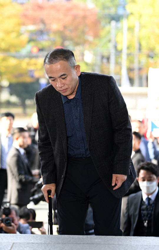 김건희 여사 공천 개입 의혹의 핵심 인물인 명태균씨가 8일 오전 경남 창원시 성산구 창원지방검찰청에 정치자금법 위반 혐의 피의자 신분으로 출석하고 있다. 윤성호 기자