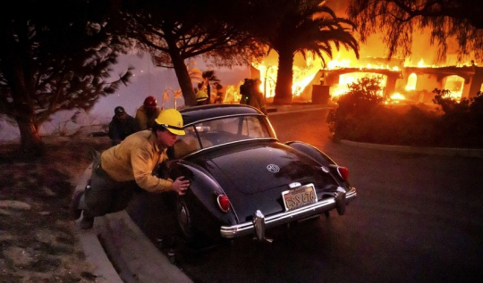 6(현지시간) 캘리포니아주 캐머릴로에서 확산 중인 산불. AP 연합뉴스