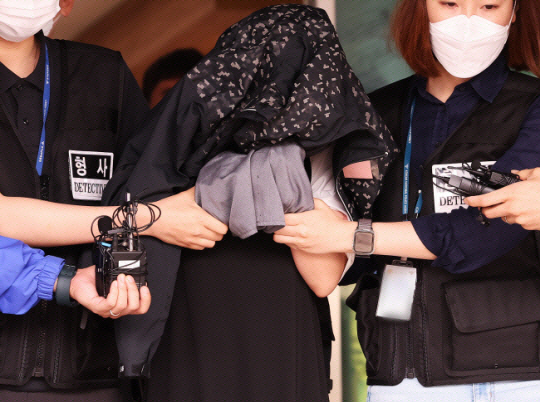 ‘수원 냉장고 영아시신 사건’의 피의자인 30대 친모가 지난해 6월 30일 오전 경기 수원남부경찰서에서 검찰로 송치되고 있다. 연합뉴스