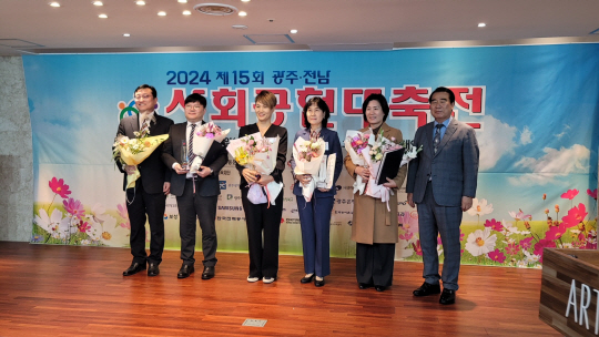 사립학교교직원연금 관계자들이 지난 6일 광주시 동구 호텔아트하임에서 열린 ‘제15회 광주·전남 사회공헌 대축전’에서 종합대상을 수상한 후 기념사진을 촬영하고 있다. 사학연금 제공