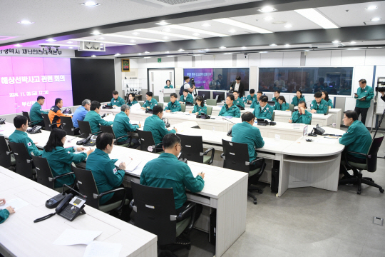 8일 오후 박형준 부산시장이 제주 어선 침몰 사고 관련 대책 회의를 하고 있다. 부산시청 제공