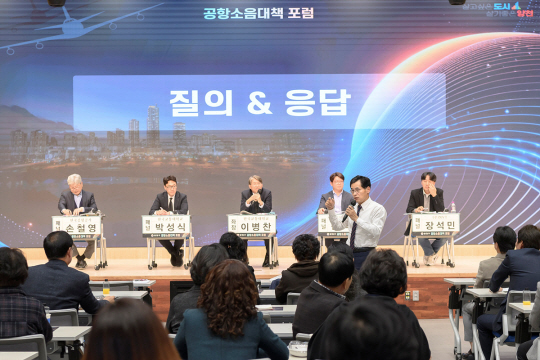 이기재 양천구청장이 7일 열린 ‘공항소음대책 포럼’에서 발언하고 있다. 양천구청 제공