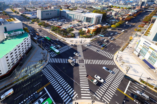 서울 구로구청 사거리에 설치된 ‘대각선 횡단보도’. 구로구청 제공