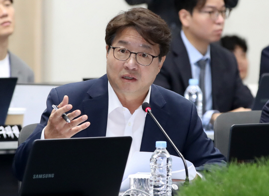 염태영 더불어민주당 의원이 지난달 14일 오전 부산 연제구 부산시청에서 열린 국회 국토교통위원회의 부산시에 대한 국정감사에서 질의하고 있다. 염태영 의원실 제공