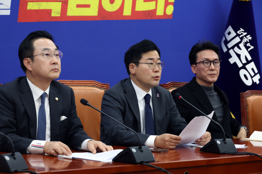 박찬대 더불어민주당 원내대표와 김민석 최고위원 등 원내지도부가 7일 서울 여의도 국회에서 윤석열 대통령 기자회견 관련 입장 표명을 하고 있다. 뉴시스
