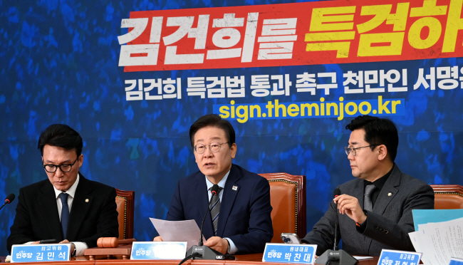 이재명(가운데) 더불어민주당 대표가 8일 오전 국회에서 열린 최고위원회의에서 발언하고 있다. 곽성호 기자