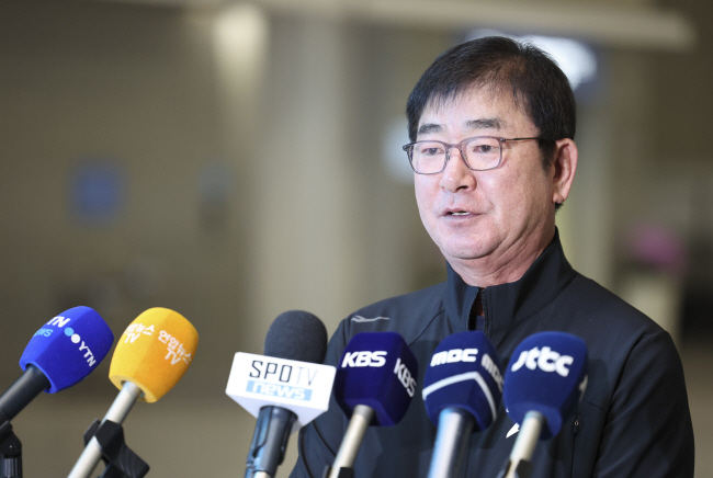 류중일 야구대표팀 감독이 8일 오전 인천국제공항에서 인터뷰를 하고 있다. 뉴시스
