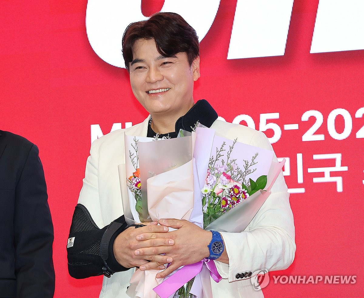 (인천=연합뉴스) 프로야구 SSG 랜더스 추신수가 7일 오후 인천 연수구 경원재 앰버서더 인천에서 열린 은퇴 기자회견에서 최정과 김광현 선수로부터 꽃다발을 받고 밝은 표정을 하고 있다. 2024.11.7