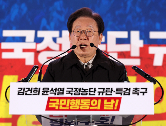 이재명 더불어민주당 대표가 9일 서울 세종대로에서 더불어민주당이 주최한 제2차 김건희 윤석열 국정농단 규탄·특검 촉구 국민행동의 날!에서 발언을 하고 있다. 뉴시스