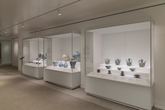 미 시카고박물관 한국실 확장 재개관 기념전시 ‘한국의 미술’ 중 백자와 분청사기 등으로 꾸려진 도자 부분. The Art Institute of Chicago