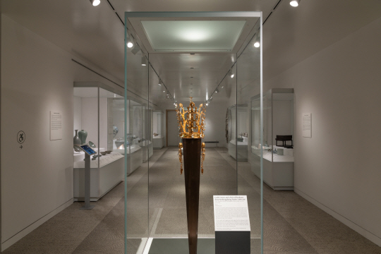 보물 서봉총 금관을 중심으로 꾸려진 미국 시카고 박물관 한국실 확장 재개관 기념 전시관. The Art Institute of Chicago