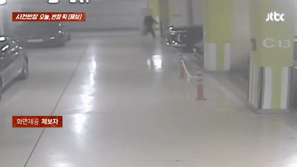 [서울=뉴시스] 이중 주차에 불만을 품고 아파트 지하 주차장에 세워진 이웃의 차에 침을 뱉고 달아난 입주민의 모습이 포착됐다. 이 입주민은 피해 차주의 아랫집 이웃이자 현재 중학교 교사인 것으로 밝혀져 충격을 주고 있다. (사진=JTBC ‘사건반장’)