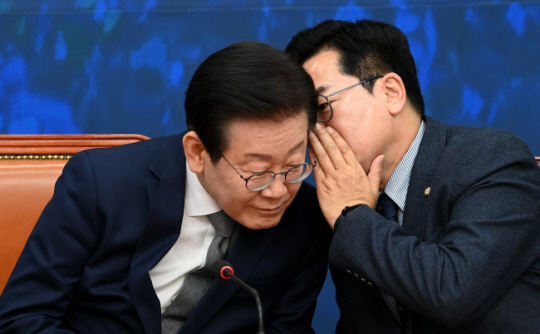이재명 더불어민주당 대표가 6일 오전 국회에서 열린 최고위원회의에서 박찬대 원내대표로부터 귓속말을 듣고 있다. 곽성호 기자