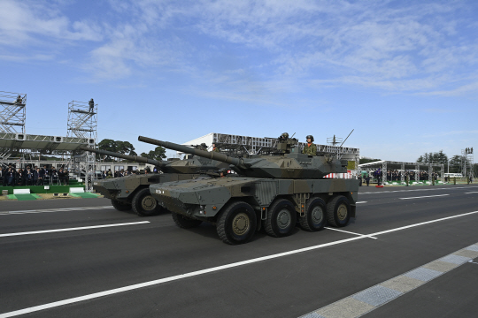 9일 일본 사이타마현 아사카 훈련장에서 열린 자위대 출범 70주년 기념 사열식. EPA 연합뉴스