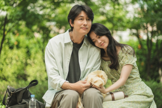 지니 TV 오리지널 ‘사랑한다고 말해줘’에 함께 출연한 배우 정우성(왼쪽)과 신현빈