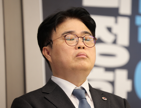 10일 오전 서울 용산구 대한의사협회에서 열린 임시 대의원총회에서 탄핵을 앞두고 눈을 감고 있는 임현택 전 대한의사협회장. 연합뉴스