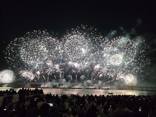 지난 9일 부산 광안리 해수욕장 해변에서 부산불꽃축제가 열렸다.