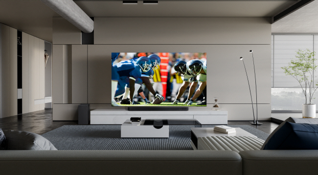 삼성전자의 ‘네오 QLED 8K’ TV 화면으로 미식축구 경기가 중계되고 있다. 네오 QLED 8K는 삼성 타이젠 운영체제를 기반으로 한 스마트싱스 허브가 내장돼 가정 내 인공지능(AI) 가전과 스마트 기기들을 연결하고 간편하게 제어·관리할 수 있다. 삼성전자 제공