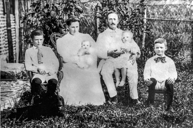 윌리엄 전킨(오른쪽 두 번째) 선교사 가족사진.