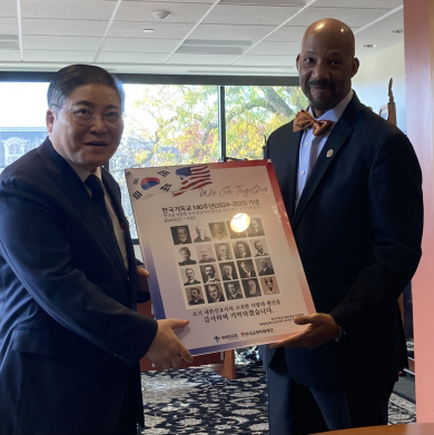 소강석(왼쪽) 새에덴교회 목사와 언더우드의 모교 뉴브런즈윅신학대의 마이카 L 매크리어리 총장.