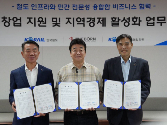 이택상(오른쪽) 코레일유통 대표이사, 백종원(가운데) 더본코리아 대표이사, 한문희 한국철도공사 사장이 상호 협력을 위한 업무협약을 체결하고 있다. 코레일유통 제공