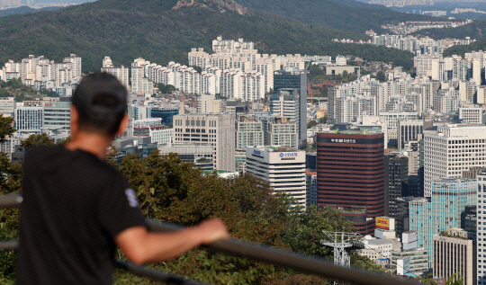 서울 용산구 남산공원에서 바라본 서울 시내 아파트 전경. 뉴시스