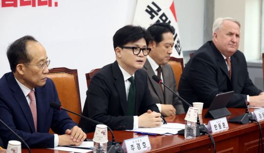 한동훈 국민의힘 대표가 11일 오전 서울 여의도 국회에서 열린 최고위원회의에서 발언을 하고 있다. 뉴시스