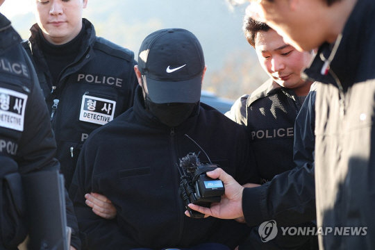 같은 부대에서 함께 근무하던 여성 군무원을 살해한 뒤 시신을 훼손하고 북한강에 유기한 현역 군 장교 A(38) 씨에 대한 현장 검증 모습. 연합뉴스