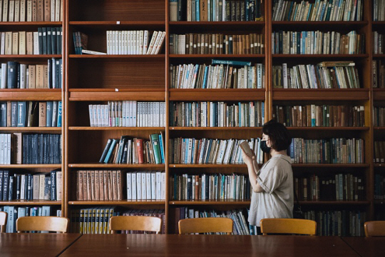 부산의 한 문학 관련 시설에서 시민이 책을 읽고 있다. 부산시청 제공