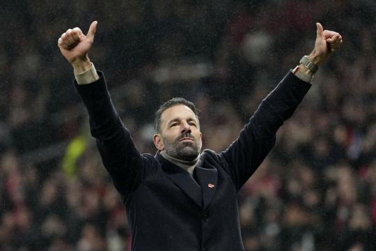 맨체스터 유나이티드의 뤼트 판니스텔로이 감독 대행이 10일 밤(한국시간) 영국 맨체스터의 올드 트래퍼드에서 열린 EPL 경기에서 승리한 후 환호하고 있다. AP뉴시스