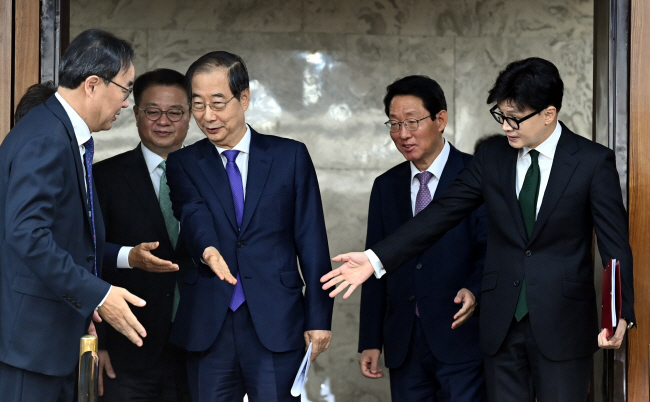 한동훈(오른쪽) 국민의힘 대표와 한덕수(〃 세 번째) 국무총리가 11일 오전 국회에서 열린 ‘여야의정 협의체’ 1차 회의에 참석하며 이진우(왼쪽) 대한의학회장에게 앞에 설 것을 권유하고 있다.  박윤슬 기자