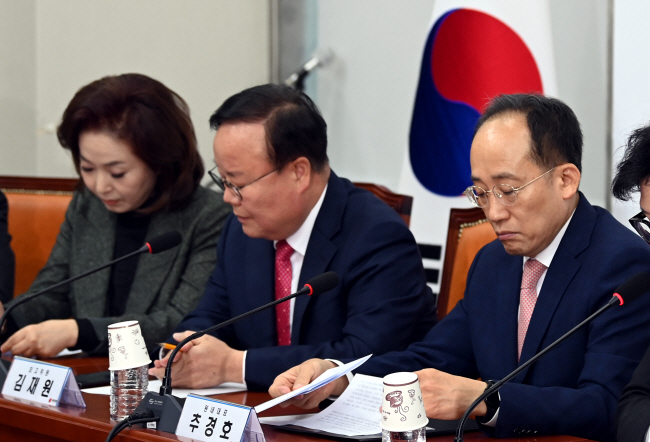추경호(오른쪽) 국민의힘 원내대표가 11일 오전 국회에서 열린 최고위원회의에 참석해 있다. 오른쪽부터 추 원내대표, 김재원·김민전 최고위원. 박윤슬 기자