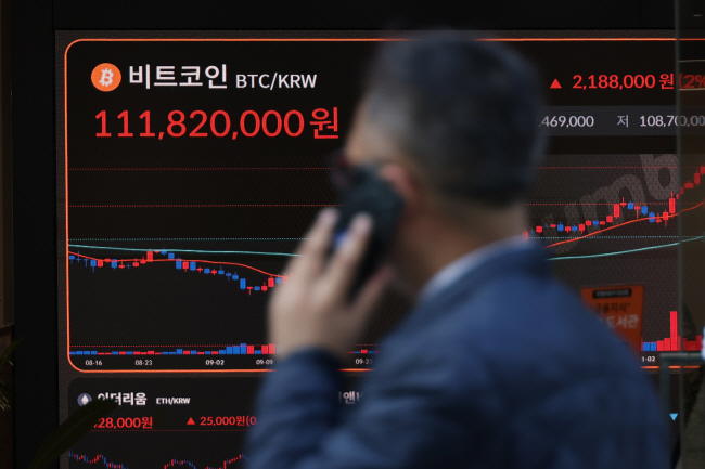 비트코인 가격이 미국 대선 영향으로 장중 한때 사상 처음으로 8만1000달러를 넘어선 가운데 11일 오전 서울 서초구 서초동에 있는 빗썸라운지에서 한 투자자가 실시간 거래 현황판을 지켜보고 있다. 연합뉴스