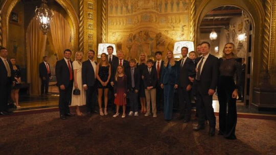 2024년 11월 11일 공개된 트럼프 당선인의 손녀 카이 트럼프의 대선일 저녁 브이로그 영상. 트럼프 가족이 단체 사진을 촬영하는 가운데 장녀 이방카가 위아래 파란 옷차림을 하고 중간에 합류했다. 카이 트럼프 유튜브 캡처