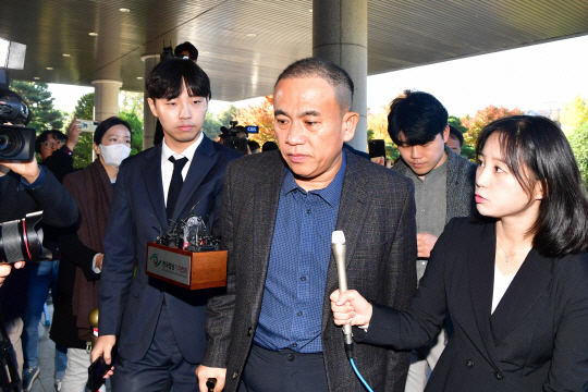김건희 여사 공천 개입 의혹 핵심 당사자인 명태균 씨가 지난 9일 2차 검찰 조사를 받기 위해 경남 창원시 성산구 창원지방검찰청으로 출석하고 있다. 뉴시스