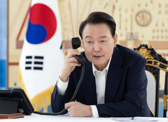 윤석열 대통령이 7일 서울 용산 대통령 관저에서 제47대 미국 대통령 선거에서 당선된 도널드 트럼프 미국 대통령 당선인에게 축하 전화 통화를 하고 있다. 대통령실 제공